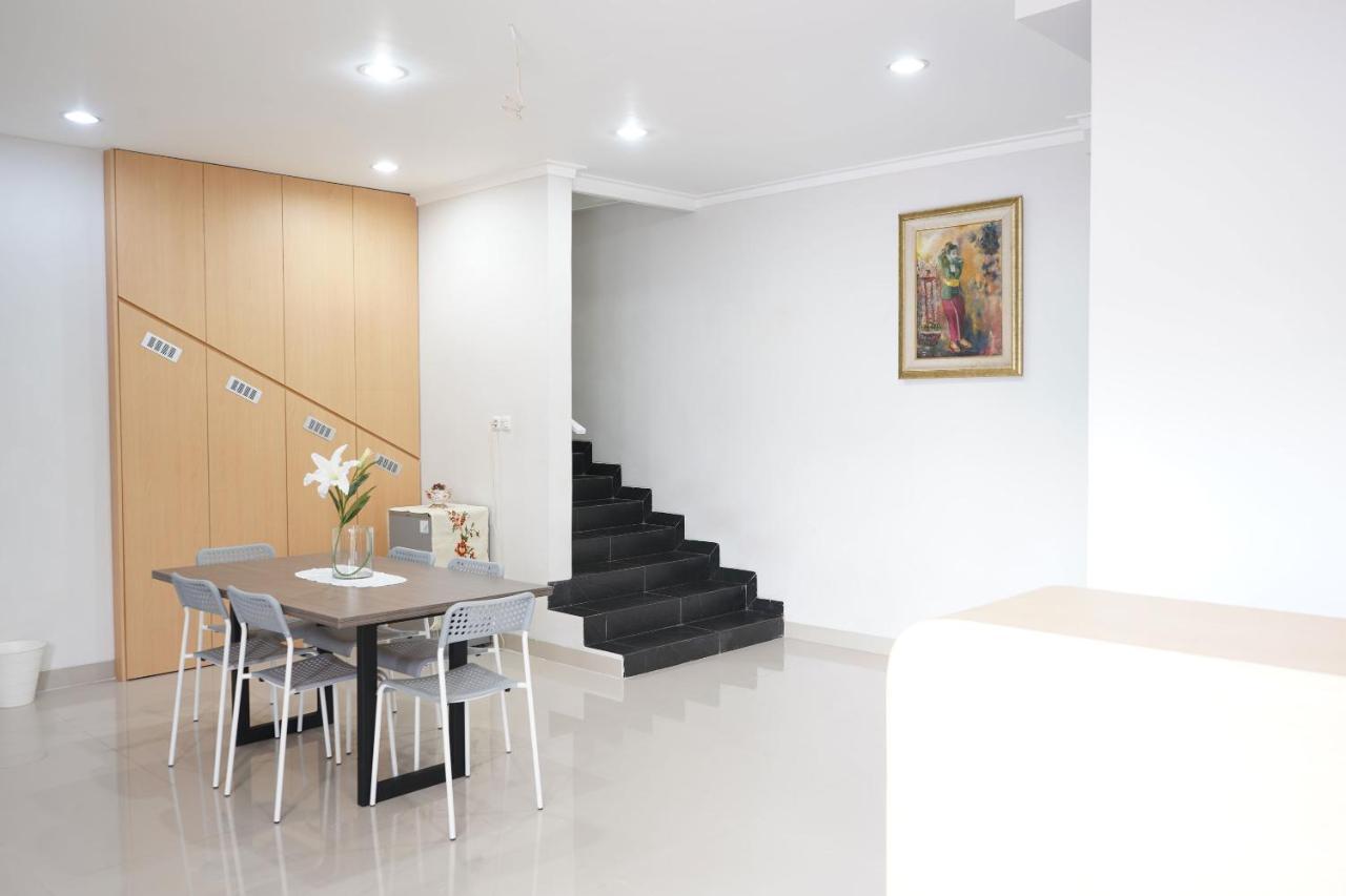 Urooms Senayan Giacarta Esterno foto